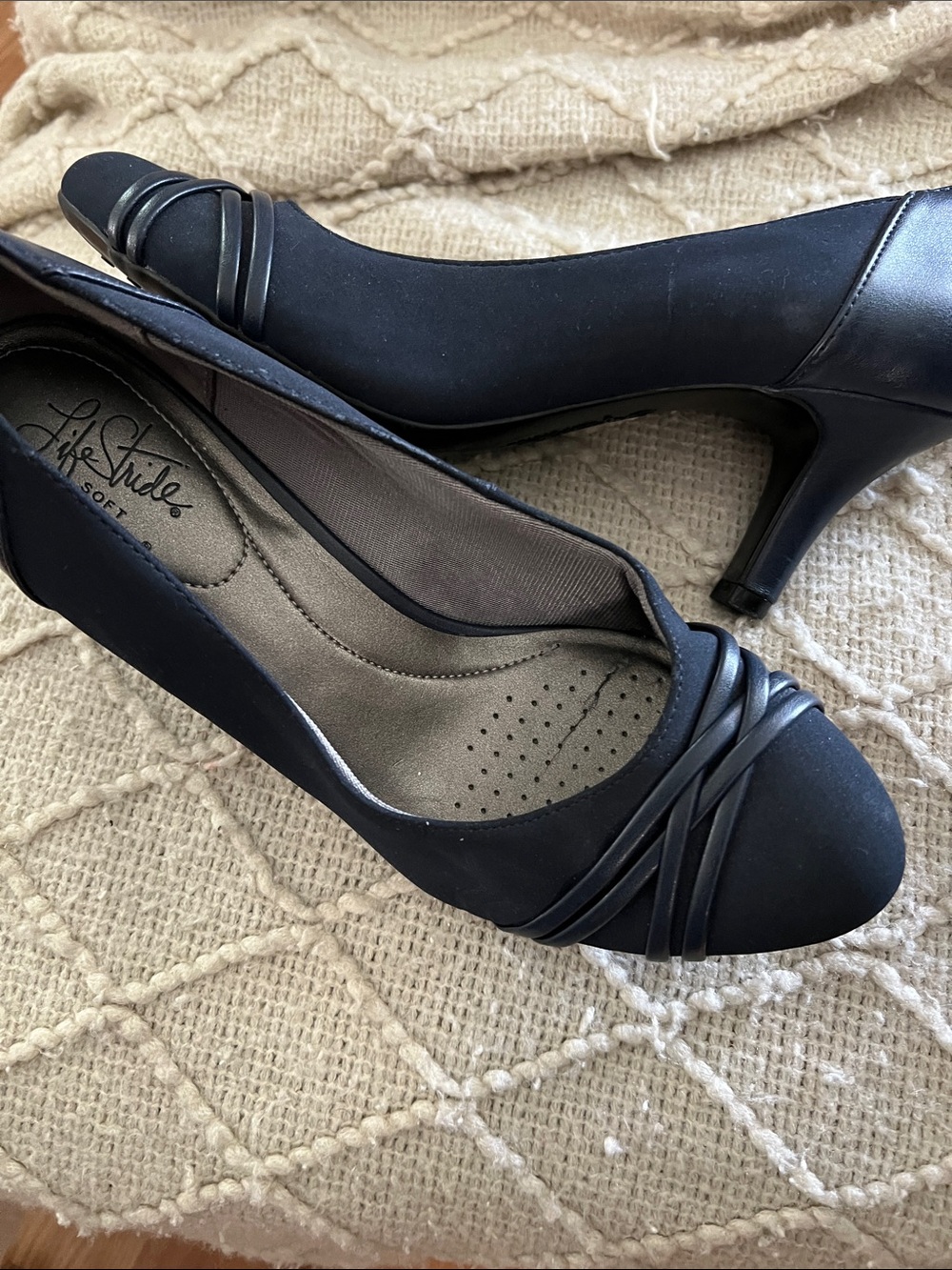 Life Stride navy blue Women's Mid Heel Pumps with Wrapped Toe Detail - Picture 1 of 1